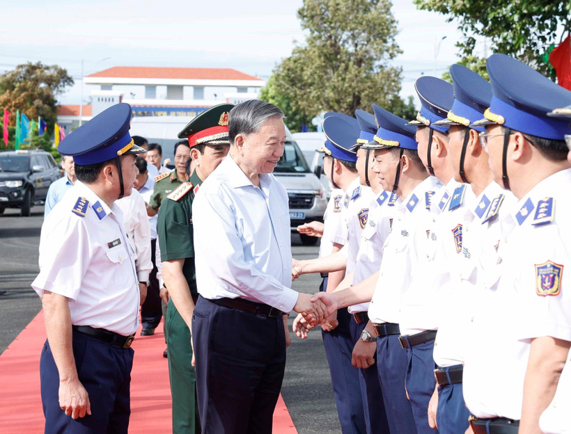 Vietnam Coast Guard must be an elite, streamlined and strong force: Party chief